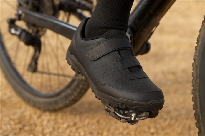 Clipless or Flat Pedals for Long Distance Cycling?